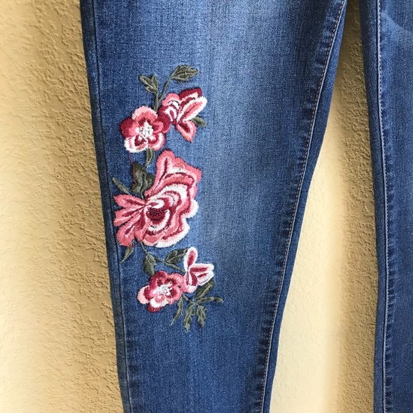 NWT KENSIE Skinny Ankle Jeans w/ Embroidery - Picture 3 of 5